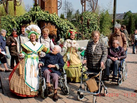 Gruppe mit Rollstuhlfahrern